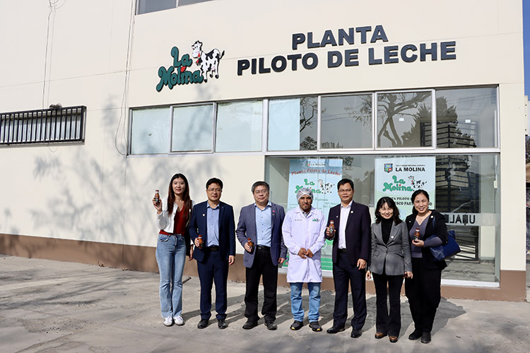 delegación china en su visita la Planta Piloto de Leche