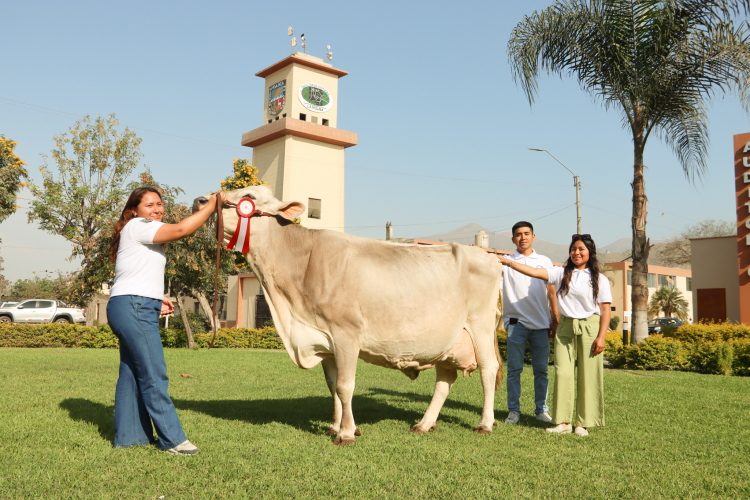 Alumna participante de la X Feria Nacional de Ganado Lechero